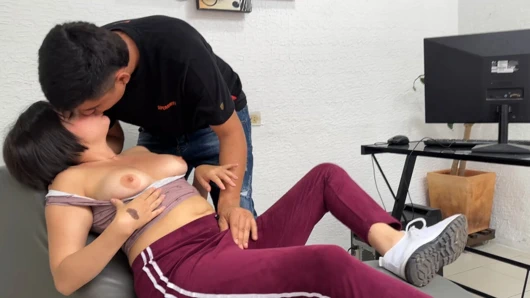 Genç yabancı sıkı amcığım sütüyle dolana kadar beni sert sikmek için bir bahane olarak psikolog gibi davranıyor.