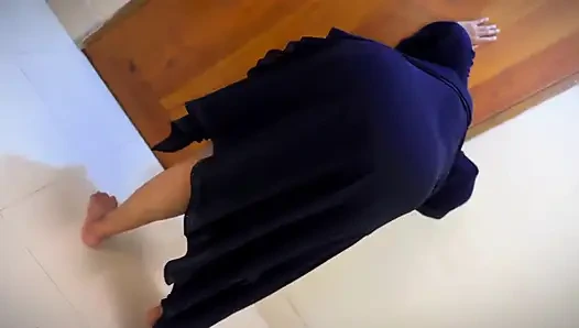 Faslı ateşli üvey anne sutyen tesettürlü abaya ve külot giyiyor sonra odamı süpürüyor ve beni baştan çıkarmaya çalışıyor