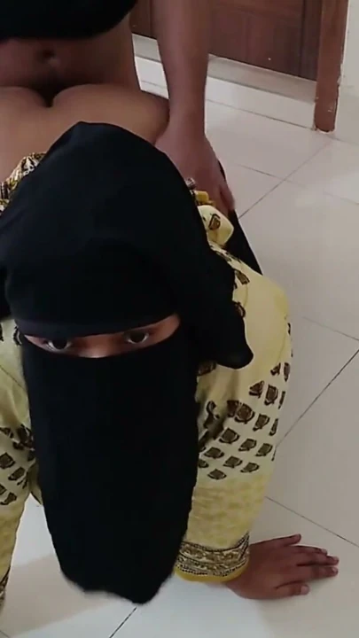 Hintli desi büyük götlü seksi üvey anne temizlik odasında masanın altında sıkışıyor. Sonra üvey oğul onu götten sikiyor ve boşalıyor | Klip 2