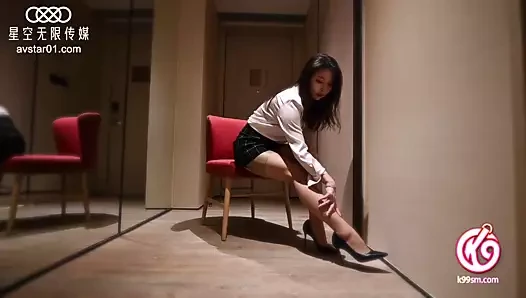 Hoşgörülü erotik kadın yöneticiler gizlice erkekle ilişkiye giriyor