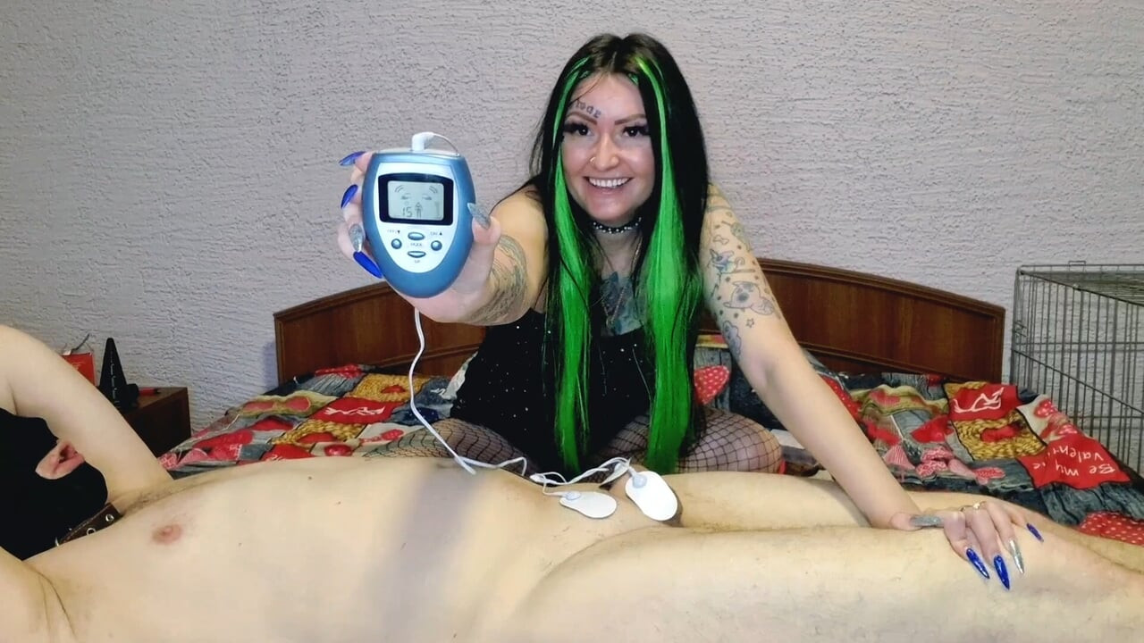 Penis ve testislerin elektrostimülasyonu. Dominatrix nika kölenin cinsel organlarında elektrik boşalmasıyla oynuyor