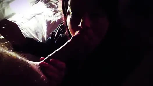 Karanlıkta sigara içen oral seks