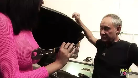 Bir müşteri ve müdür ırklararası dörtlü seks sırasında büyük yaraklarını esmer orta yaşlı seksi kadınların içine sokuyor