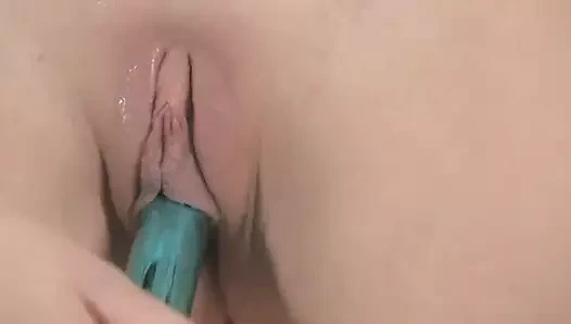 Seksi esmer hatun büyük yeşil dildodan hoşlanıyor