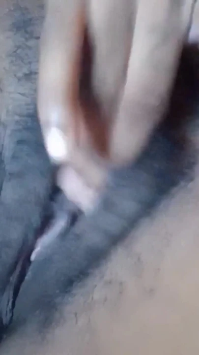 Трение моей волосатой черной киски крупным планом с оргазмами Muilti