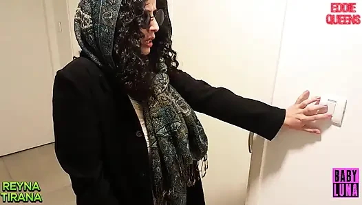 Beni okudu, sonra kocamı evcil hayvan gibi eğitti ft Eddie Queens ve Reyna Tirana
