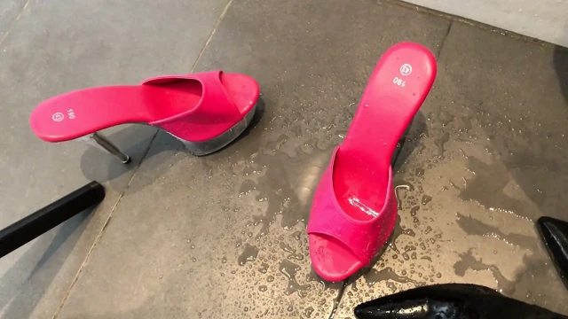 Pembe Yüksek Topuklu Terliklere İşeme ve Boşalma - Kullanıcı İsteği