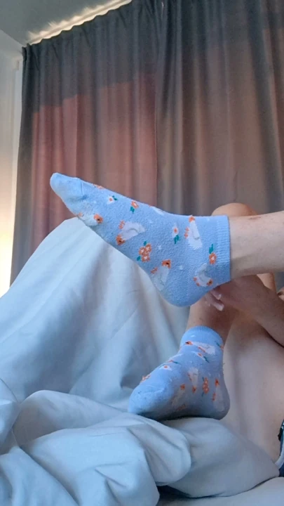 Worship my feet like a good boy