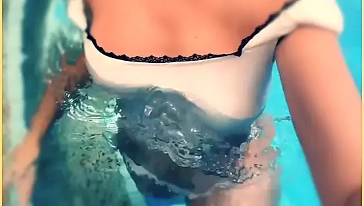 Evli kadın havuzda seksi bir ürün üst gömlek giyiyor