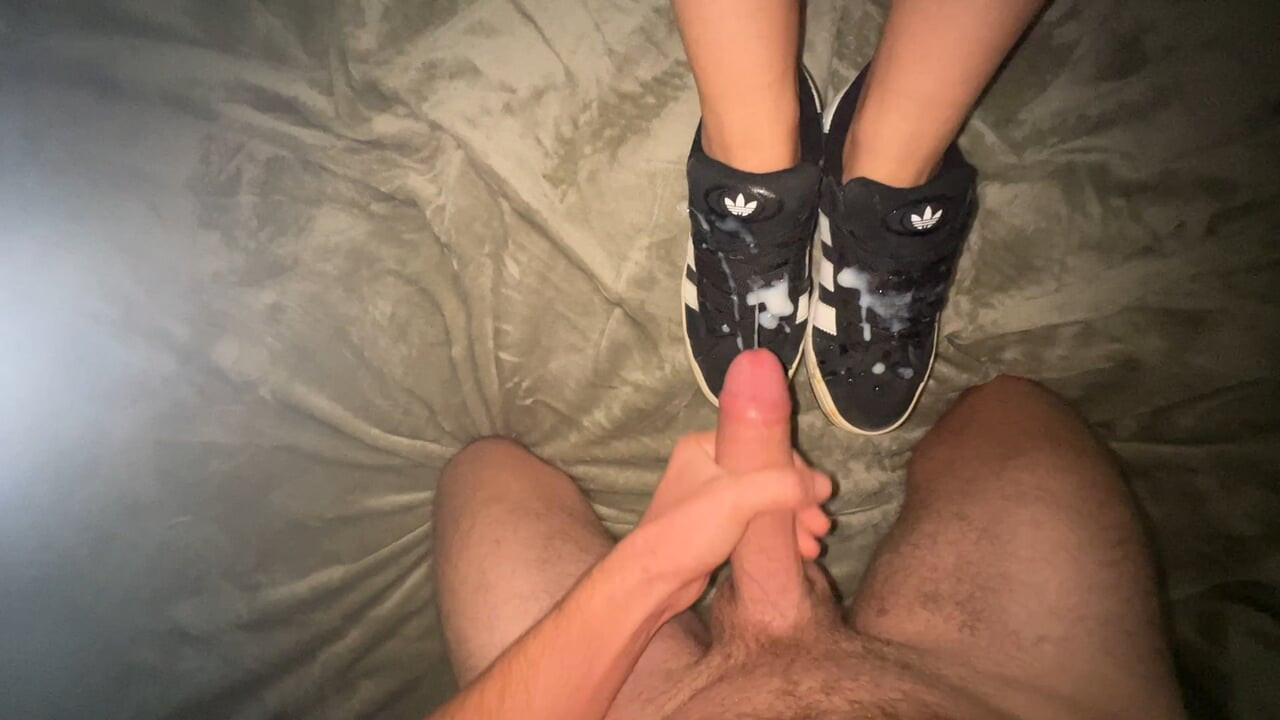 Seksi esmer ayakkabısına boşalmanı seviyor