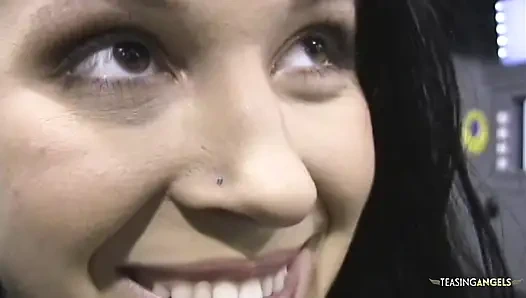 Esmer kadın arabasını doldurmak yerine baştan çıkarılıyor ve eve sikişmeye yol açtı