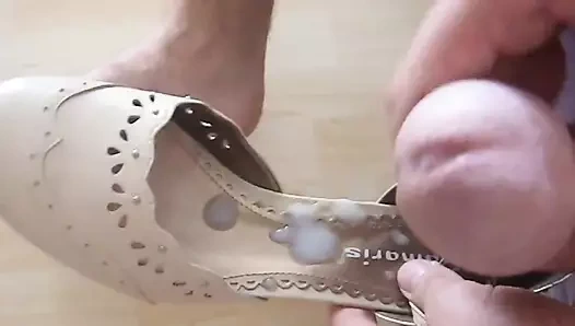 Baldızın dairesinde ayakkabılarını sikiyor ve azgın boşalıyor