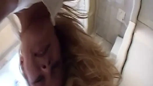 Sarışın pembe dildoyla kendini derinden sikiyor