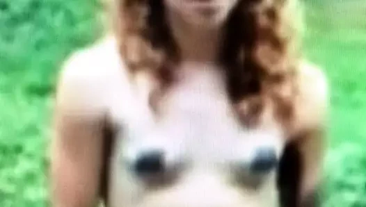 Çıplak kadın halka açık bir pastada osuruyor (gerçek gürültülü osuruklar)