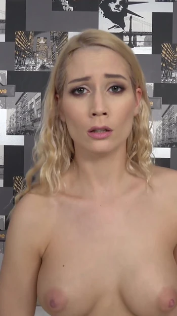 Sharon White мастурбирует, поддерживая глубокий зрительный контакт с тобой