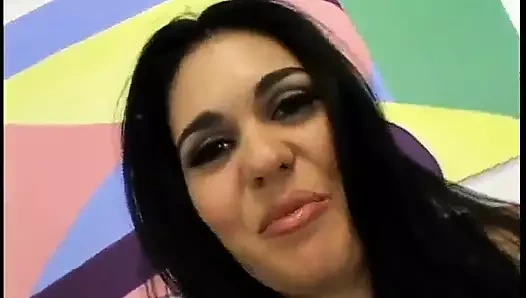 Azgın sürtük amını genişletirken adam onu bakış açısıyla sikiyor