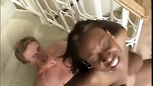 Beyaz cankurtaran siyah amcık yalamayı ve zenci kızı arkadan sikmeyi seviyor