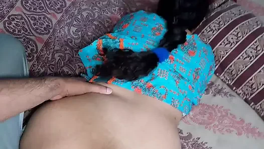 Ateşli Hintli desi köylü ev hanımı ve kocası seks yapıyor