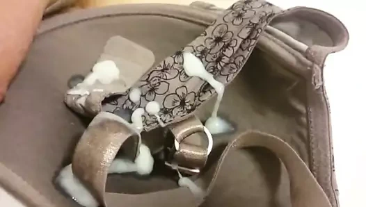 Sütyen boşalması 27