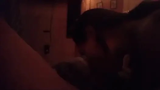 Yarağını emiyor ve götümde başka bir tane istiyorum