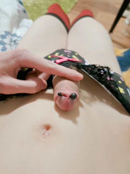 Femboy yeni bir piercing deliği yapıyor
