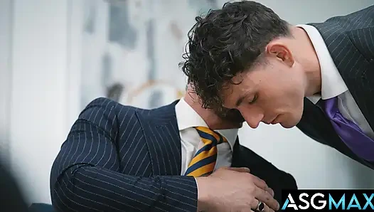 Asgmax - hunk yargıç sikişiyor ve sporcu gangsterler tarafından sikiliyor