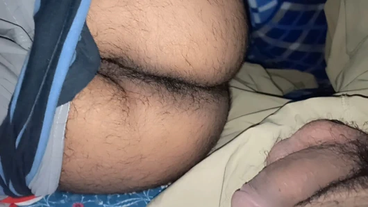 Hintli eşcinsel ev arkadaşı tarafından hafta ortasında sikişiyor