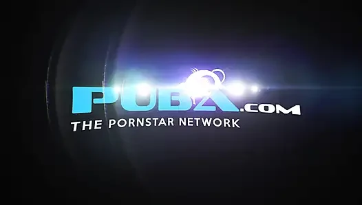 Asa Akira götüne büyük bir döl alıyor