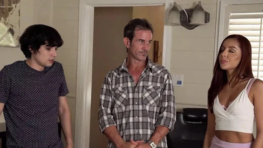 Değiş tokuş üvey annem çıplak olduğumu söylüyor, sen de soyunmalısın!