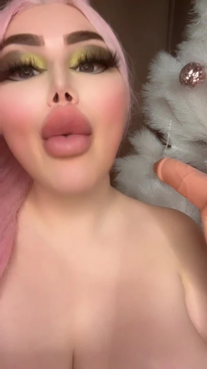 Miss Bimbo kocaman göğüsleriyle dildo yalıyor
