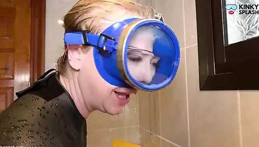 Sular altında maskeli giysi ve topuklu ayakkabılarla bulaşık yıkama - ıslak dağınıklık eğlencesi