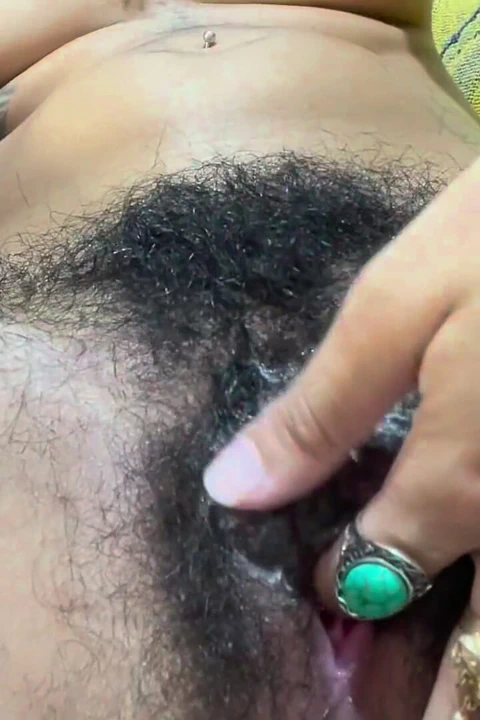 [yakın çekim] Latin Arap tanrıça orgazm olmak için kendi kıllı amını parmaklıyor