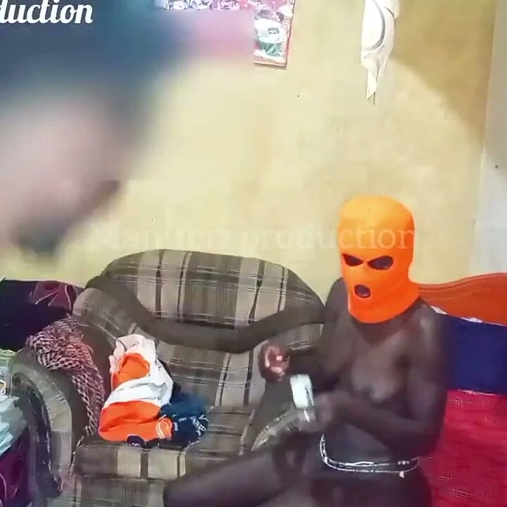 Üvey kız kardeş üvey erkek kardeşinin yarağının tadını çıkarıyor sert ve ateşli sikiyor