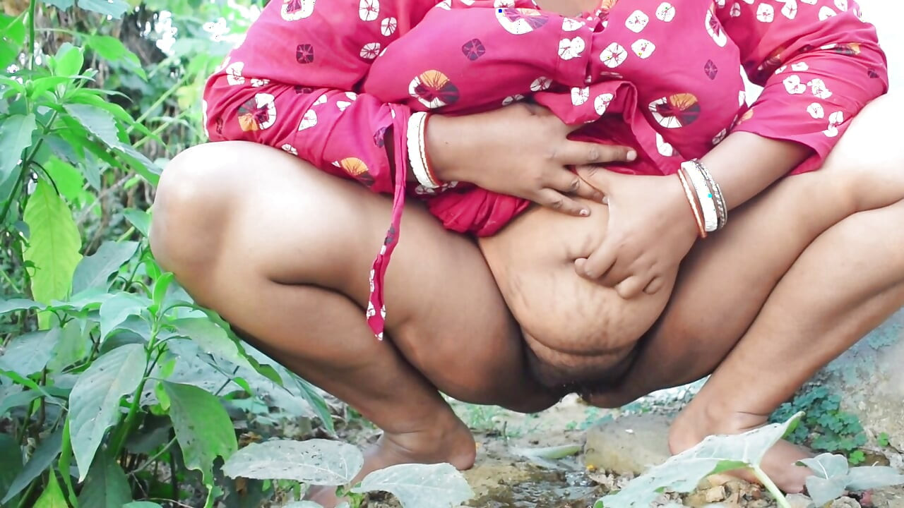 Desi Village bhabhi Outdoor squirting sex video Bhabhi ki Jungle Mein xxx