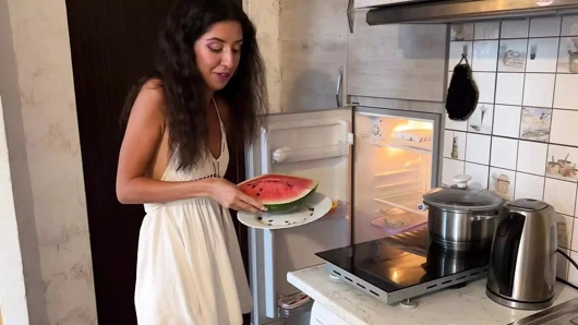 Komşu kız evime girdi, külotunu çıkardı ve...