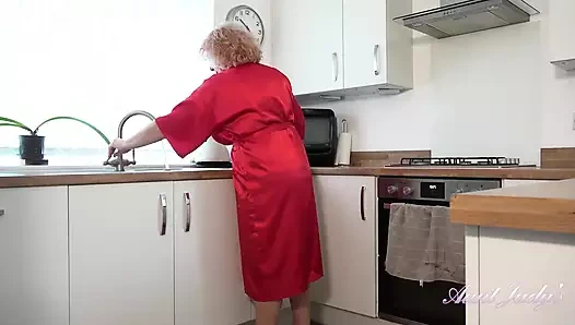 Judy's - büyük memeli İngiliz ev hanımı Camilla büyük doğal göğüslerini sabunlıyor