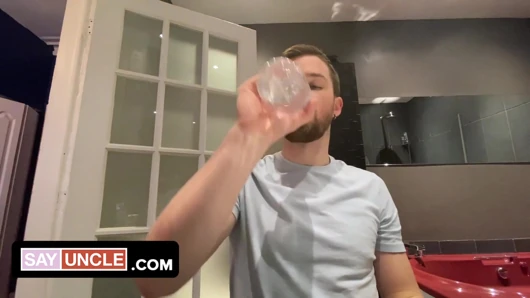 Erkek hemşire alex karadağ hastaya iyi bakıyor