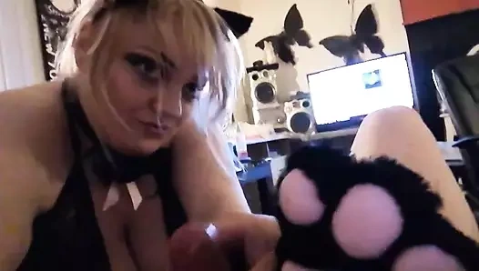 İlk olarak, sevimli kedi yavrusu oral sekse izin verilir. Sonunda anal