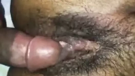 La chatte poilue d'une milf latina en veut plus