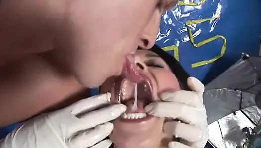 Esmer fahişe dildolarla sikiliyor ve üstüne işiyor