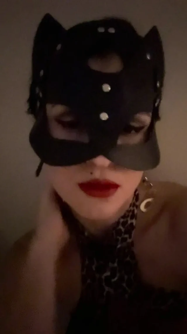 Maskeli balık ağlı hatun vücudunu ilk kez gösteriyor