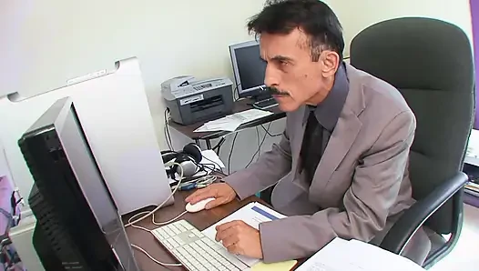 Sekreter patronunu ilk gününde sikiyor