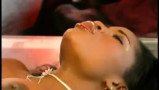 Seksi zenci yarağı binicisi seks yaptıktan sonra yüzüne boşaltıyor