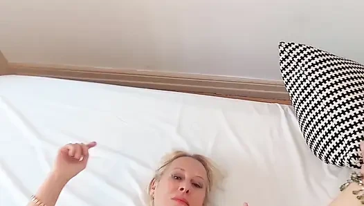 Güzel Sarışın Olgun Eş Ayak Halhalkalarında Seksin Tadını Çıkarıyor