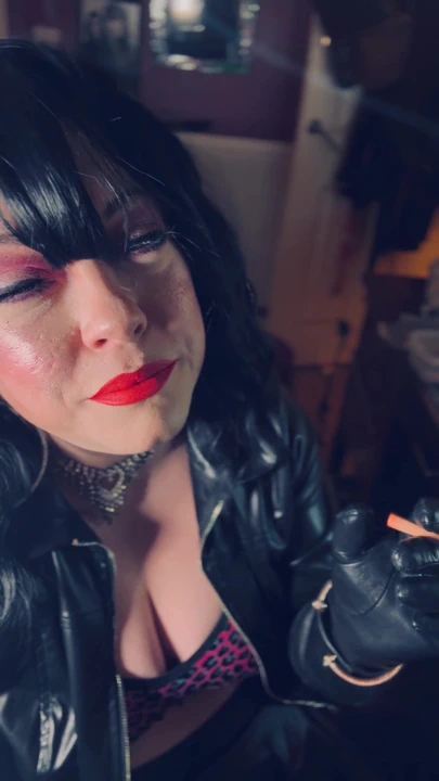 Deri kaplı Tina Snua mantar sigarası içiyor - beni deri içinde saksoyla giyinmiş seviyorsun - eldivenler | Klip 1