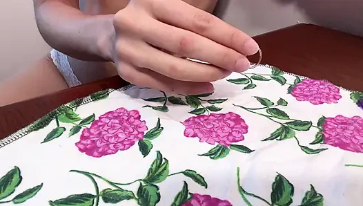 Eller yakın çekim: dosyalama,, yüzük denemesi