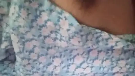 Ateşli esmer kadın oyuncak ayının üstünde dev dildoyla mastürbasyon yapıyor