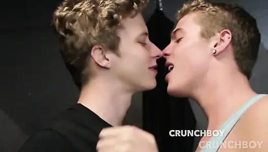 En iyi arkadaşım tarafından prezervatifsiz sikiliyor ve deliğimi dölle besliyorum