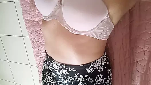 Latin Bandida orgazm olmak için kendine masaj yapıyor