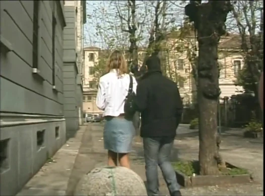 Küçük memeli güzel seksi genç kız büyük amatör yarakla sikiliyor ve ağzına boşalıyor